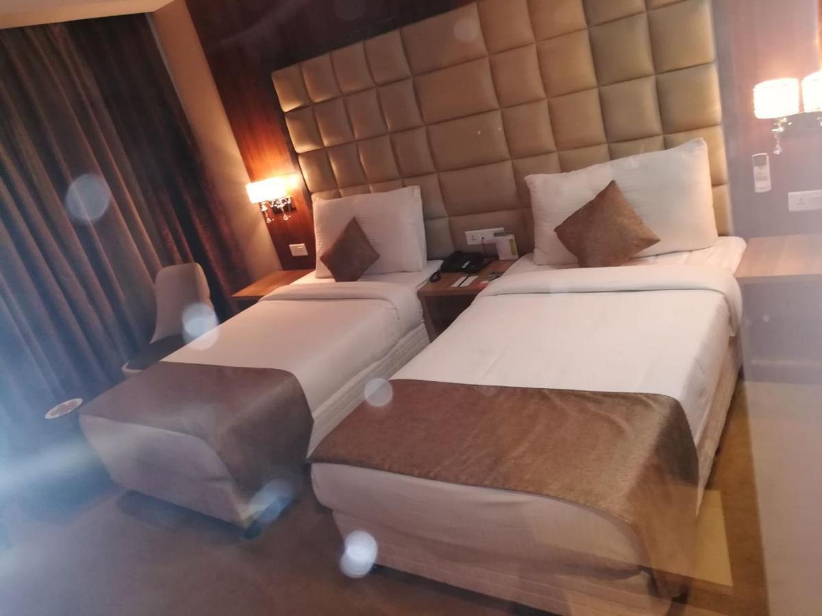 Hide Away Suites Noida Exterior foto