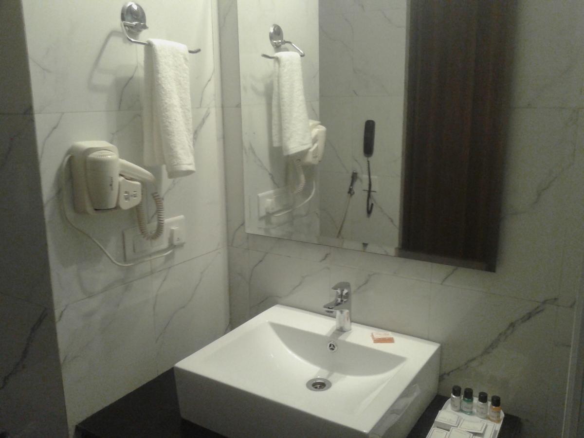 Hide Away Suites Noida Exterior foto