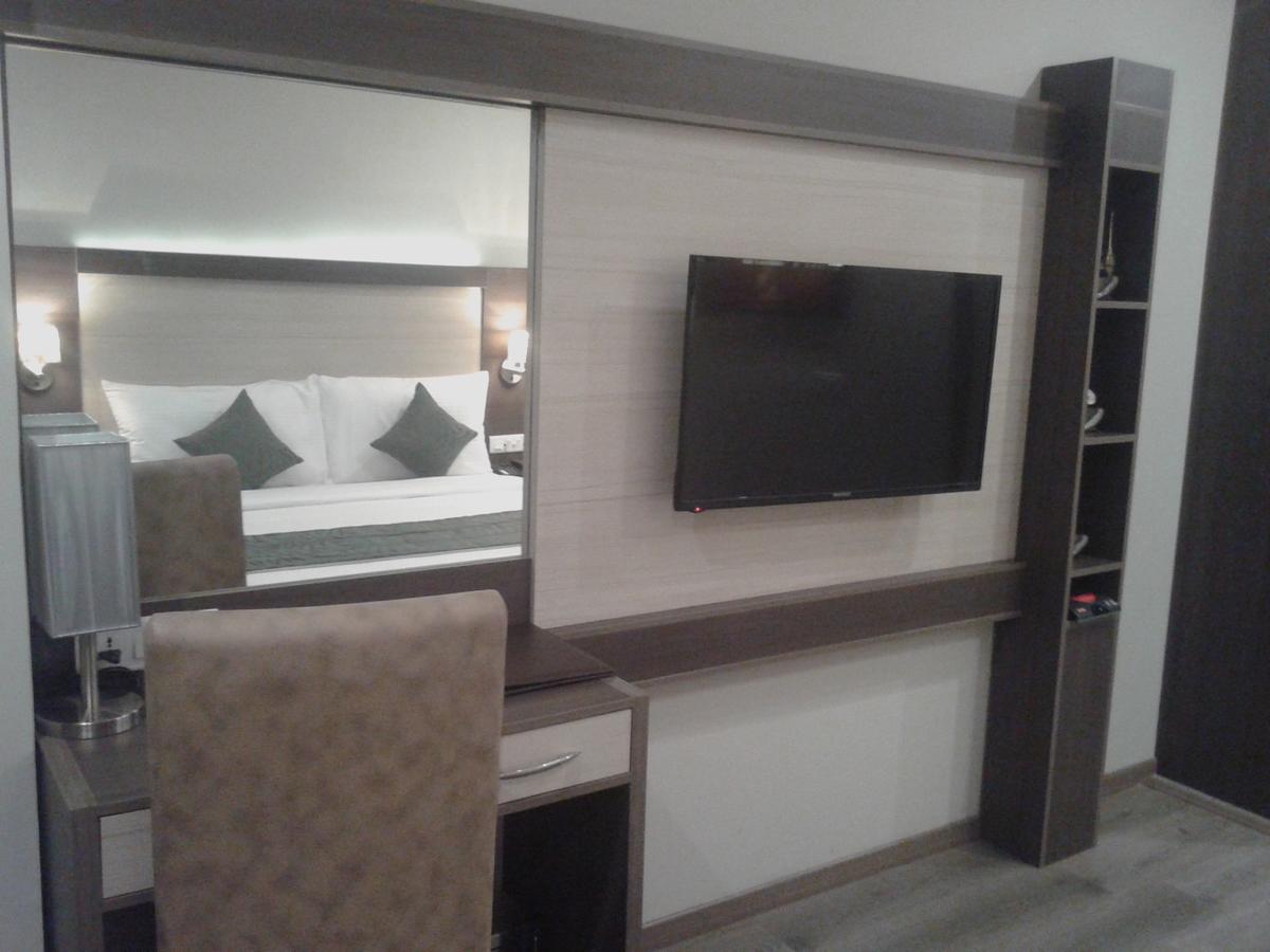 Hide Away Suites Noida Exterior foto