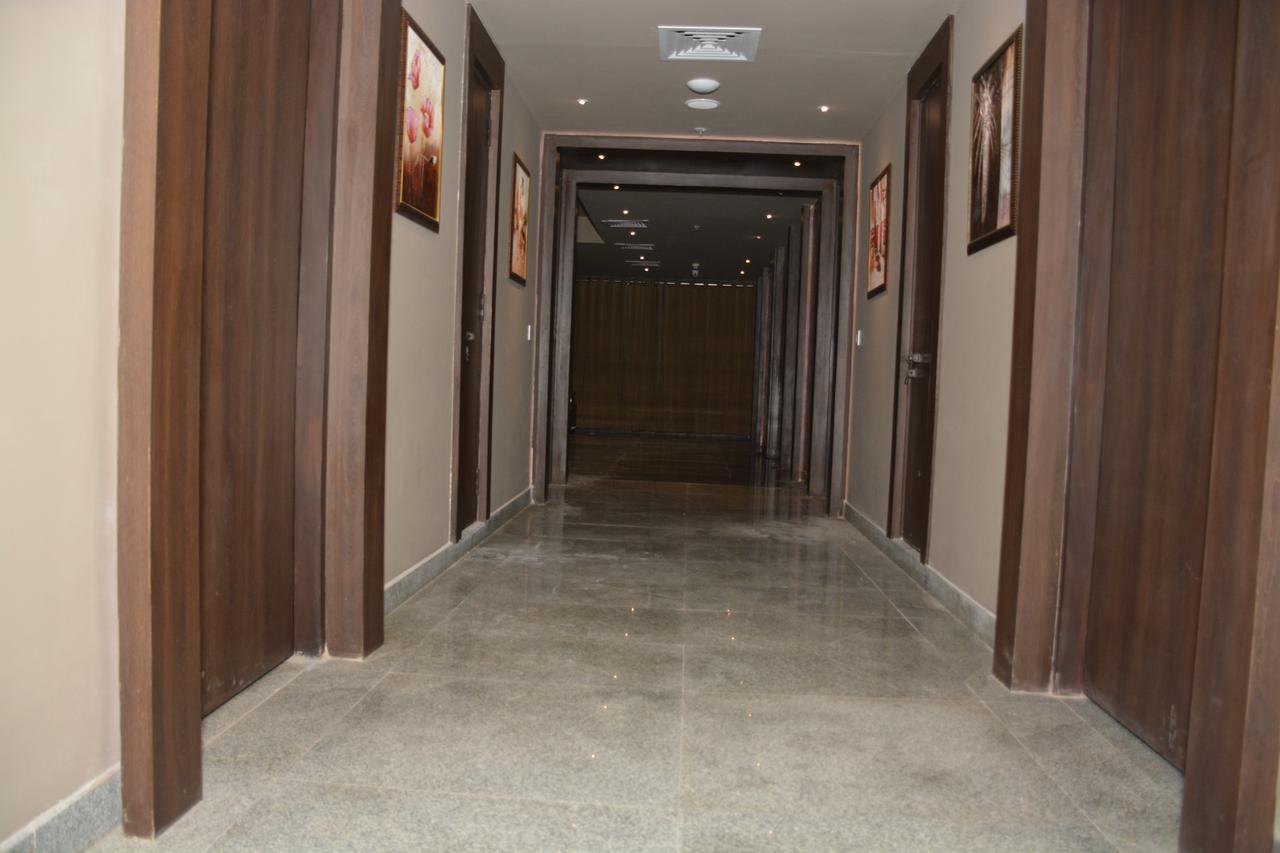Hide Away Suites Noida Exterior foto