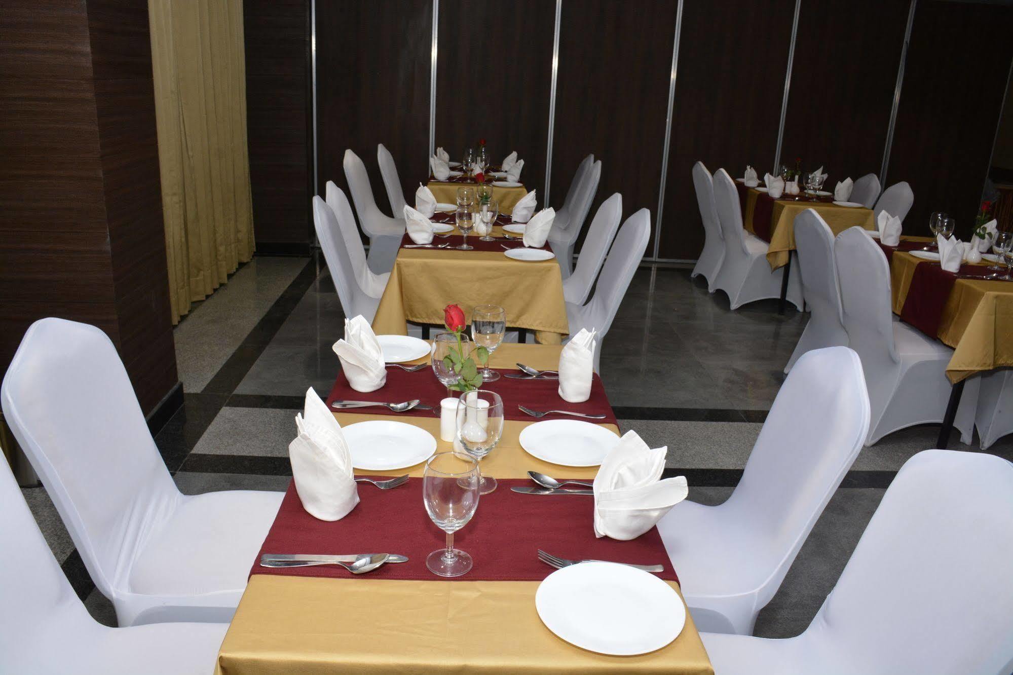 Hide Away Suites Noida Exterior foto
