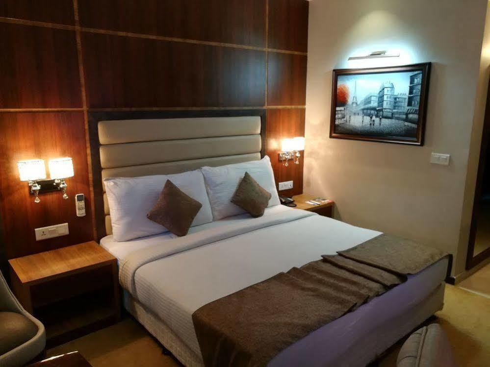 Hide Away Suites Noida Exterior foto