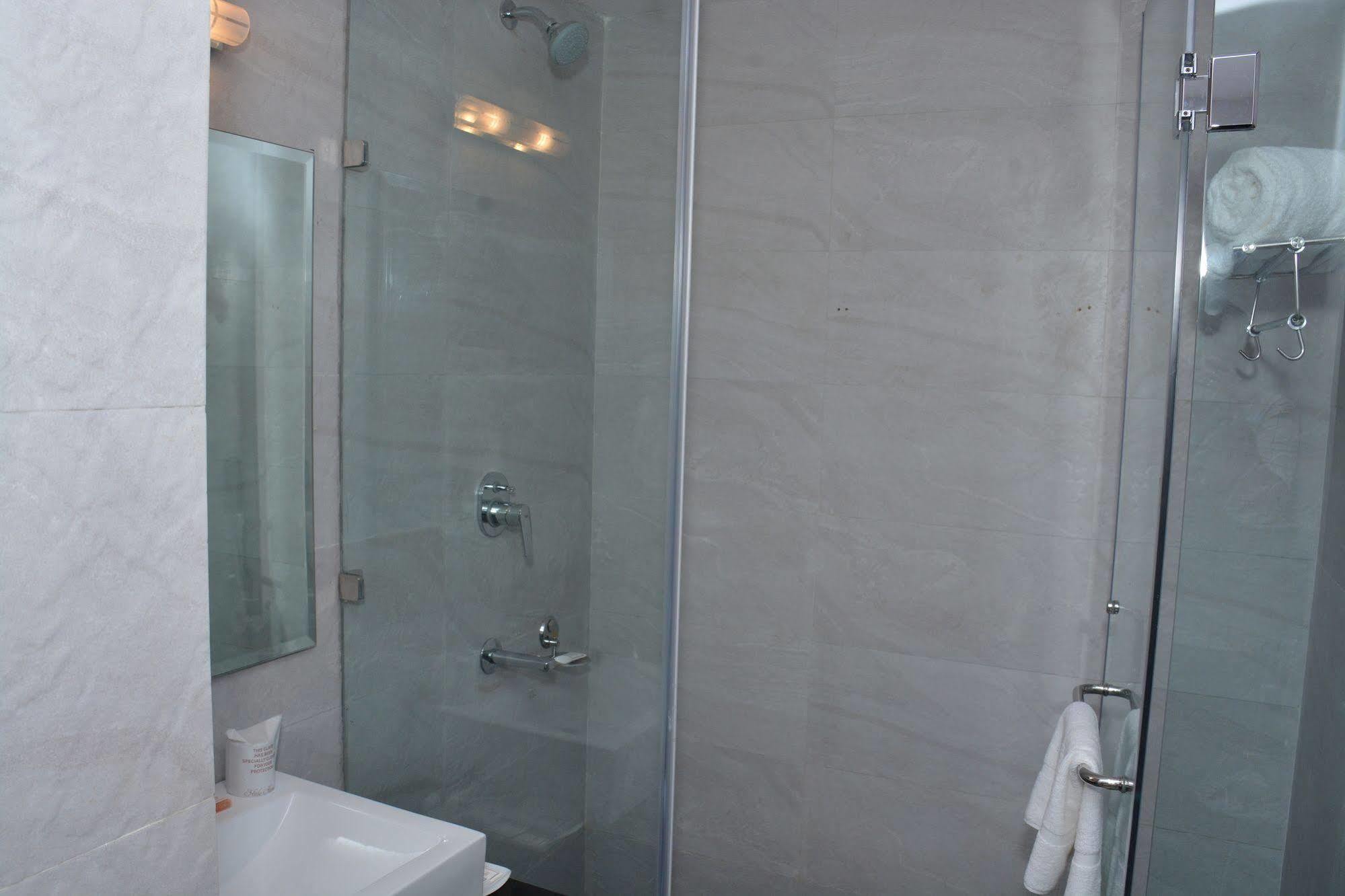 Hide Away Suites Noida Exterior foto