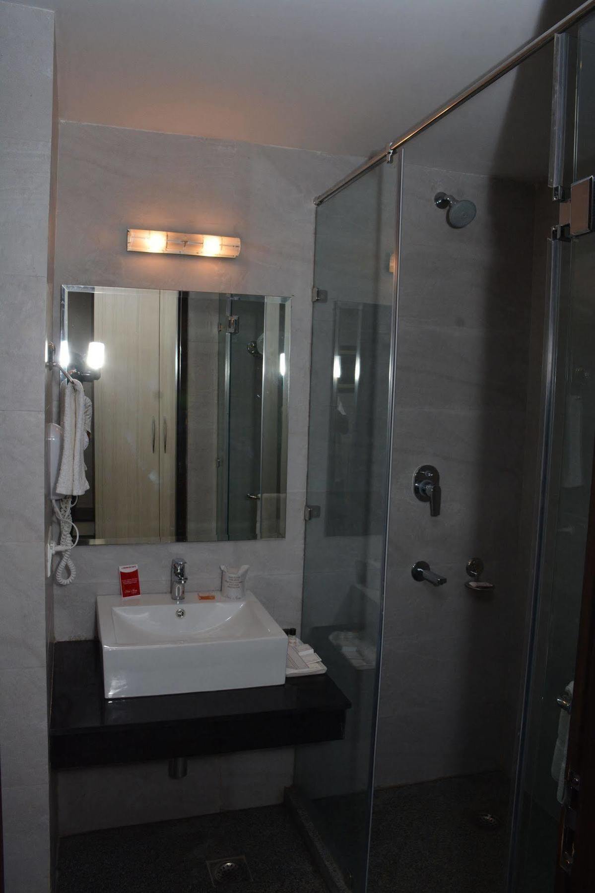 Hide Away Suites Noida Exterior foto
