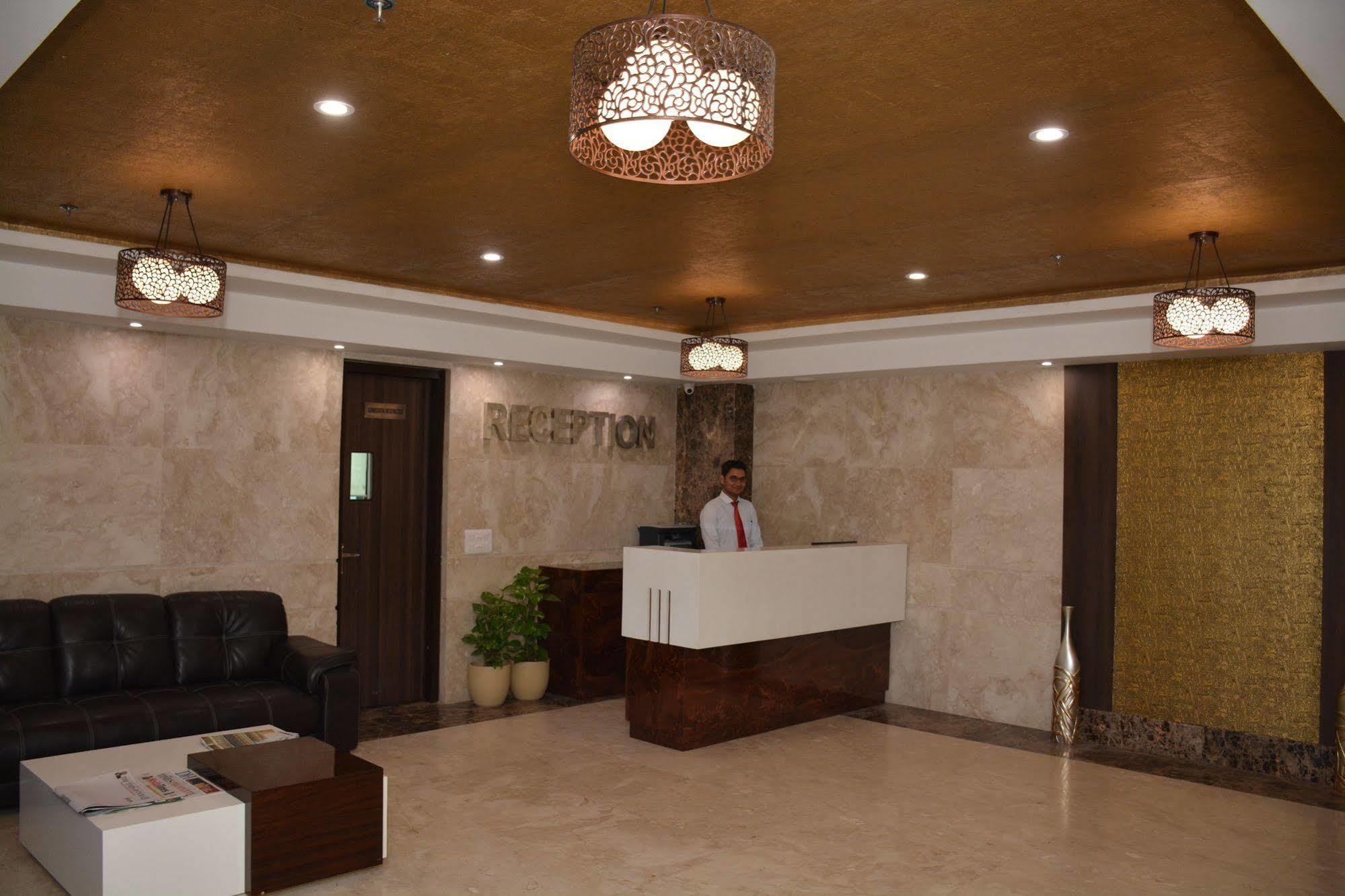 Hide Away Suites Noida Exterior foto