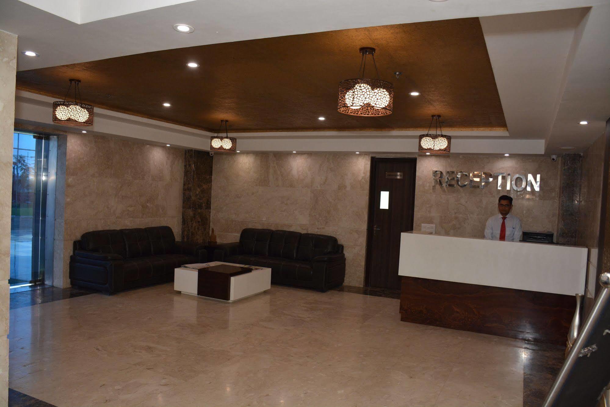 Hide Away Suites Noida Exterior foto