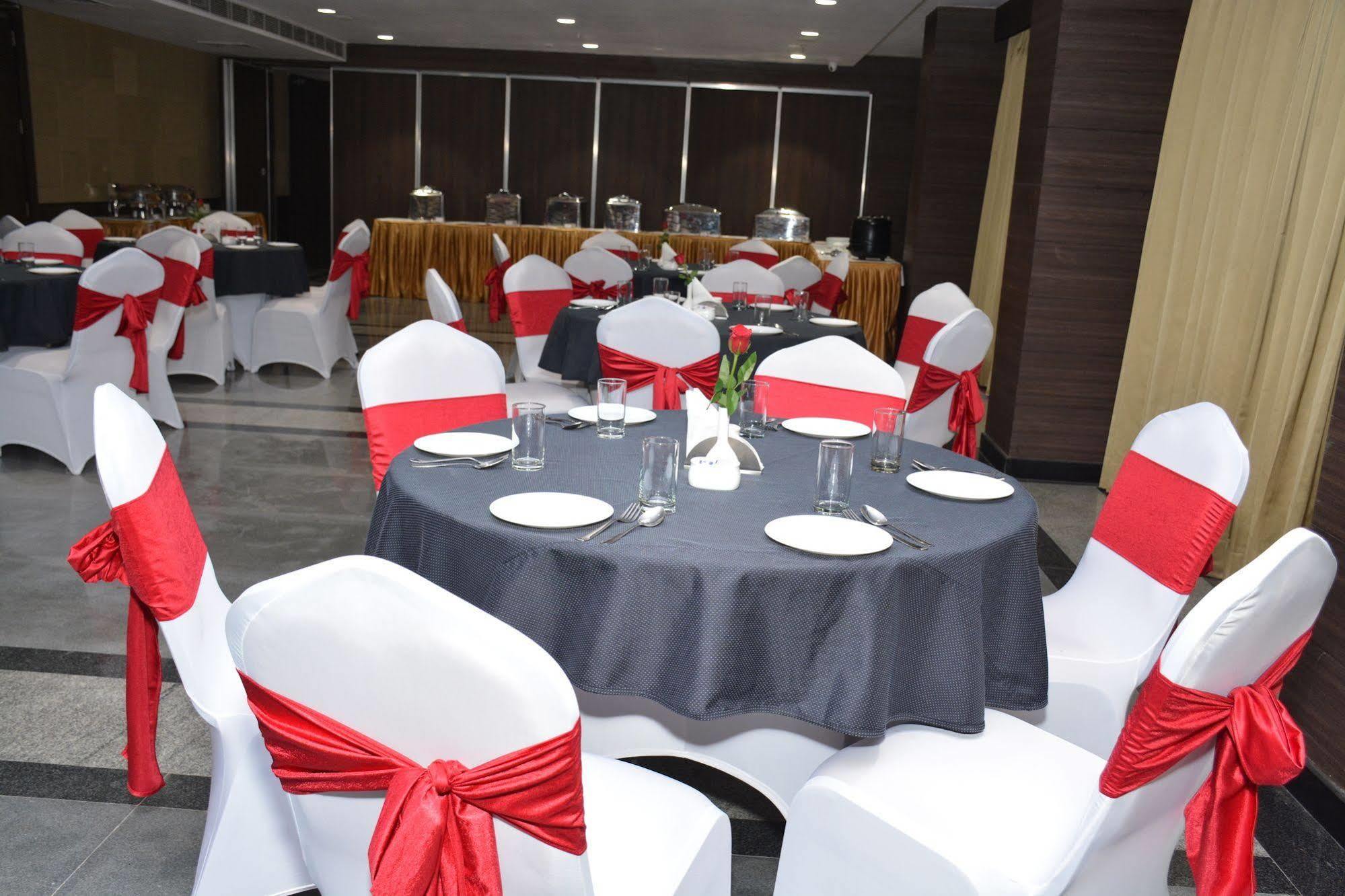 Hide Away Suites Noida Exterior foto