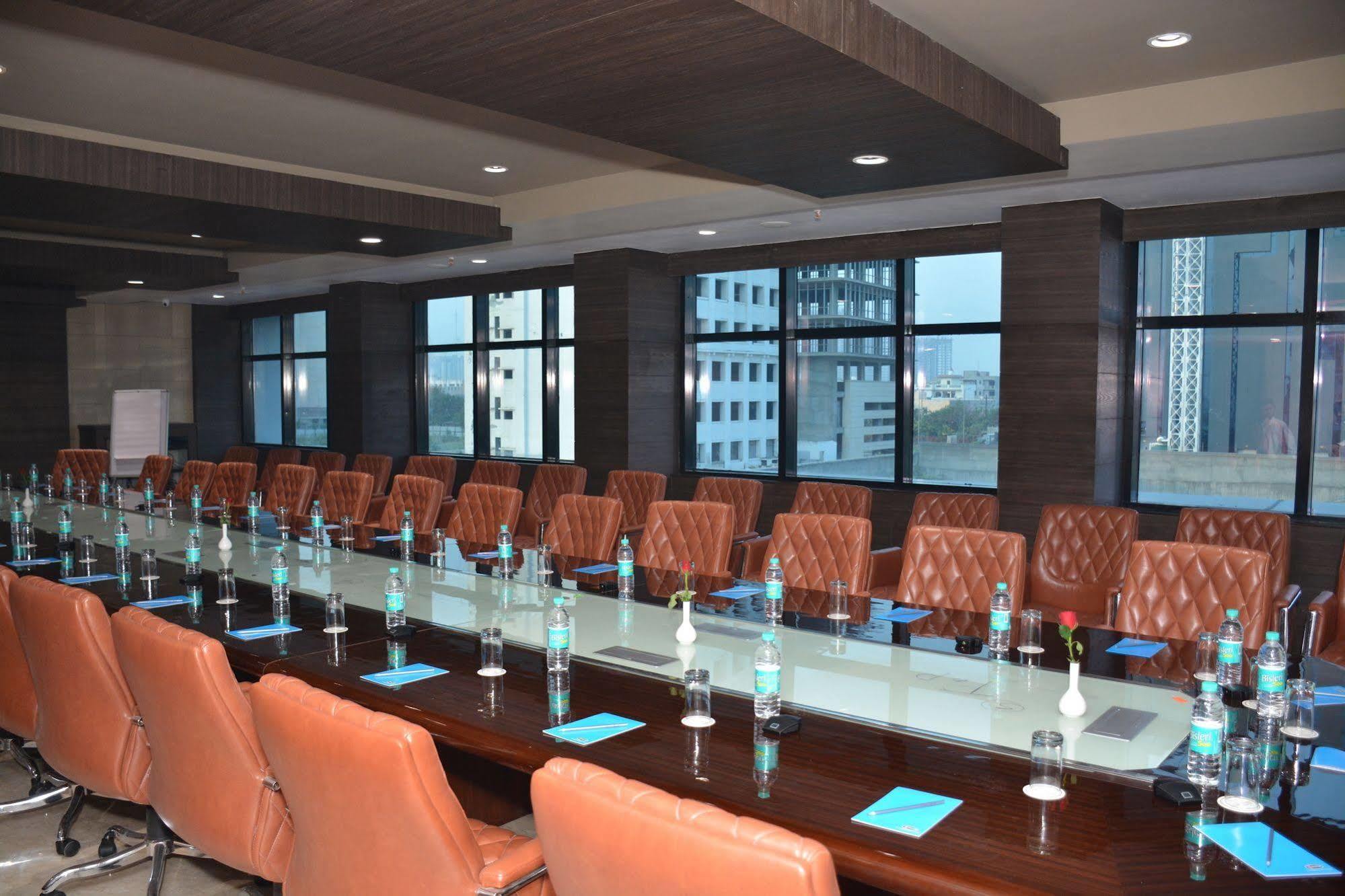Hide Away Suites Noida Exterior foto