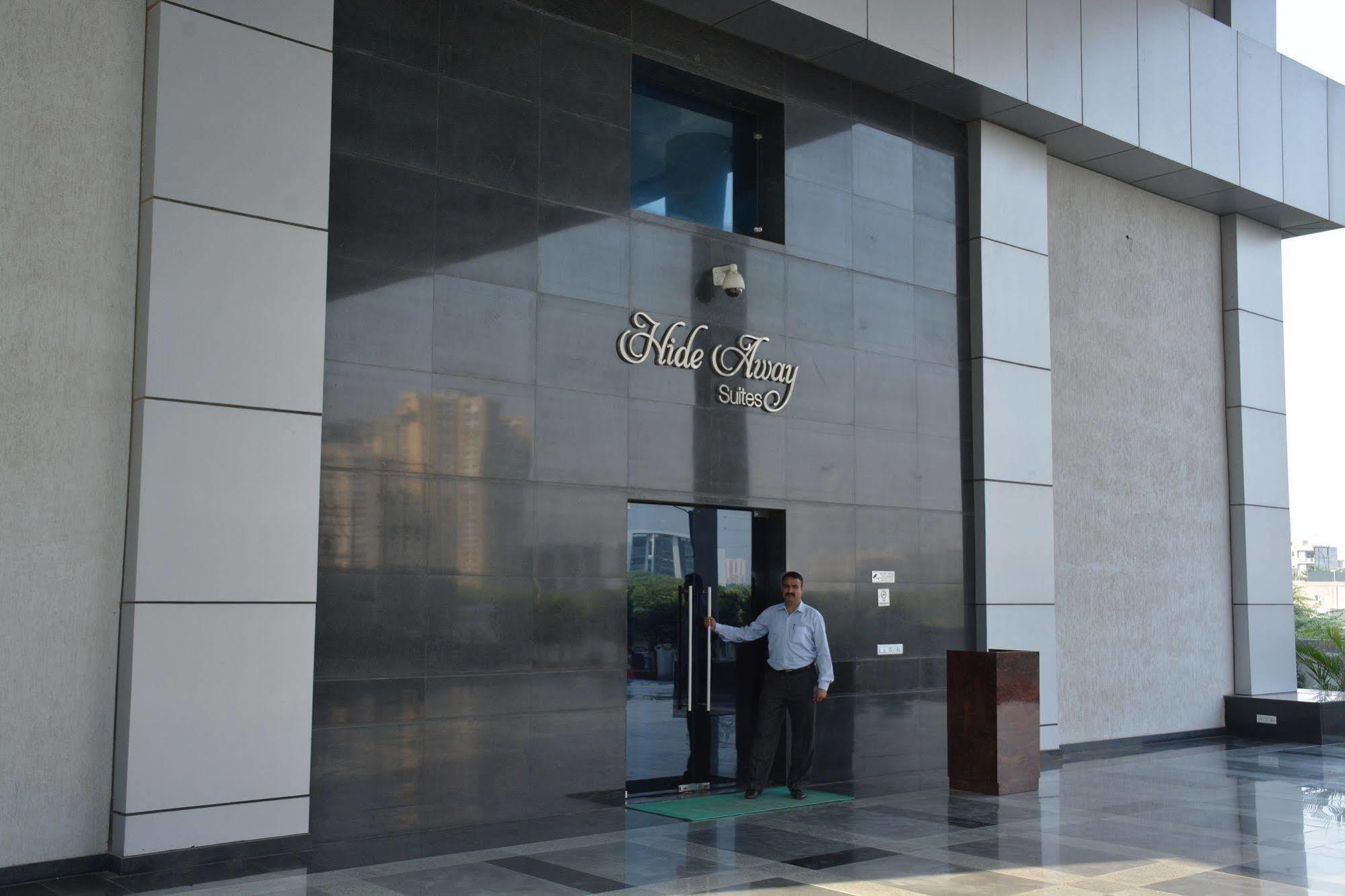 Hide Away Suites Noida Exterior foto