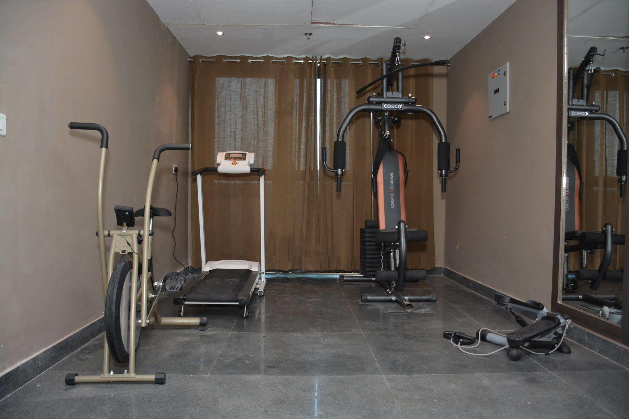 Hide Away Suites Noida Exterior foto