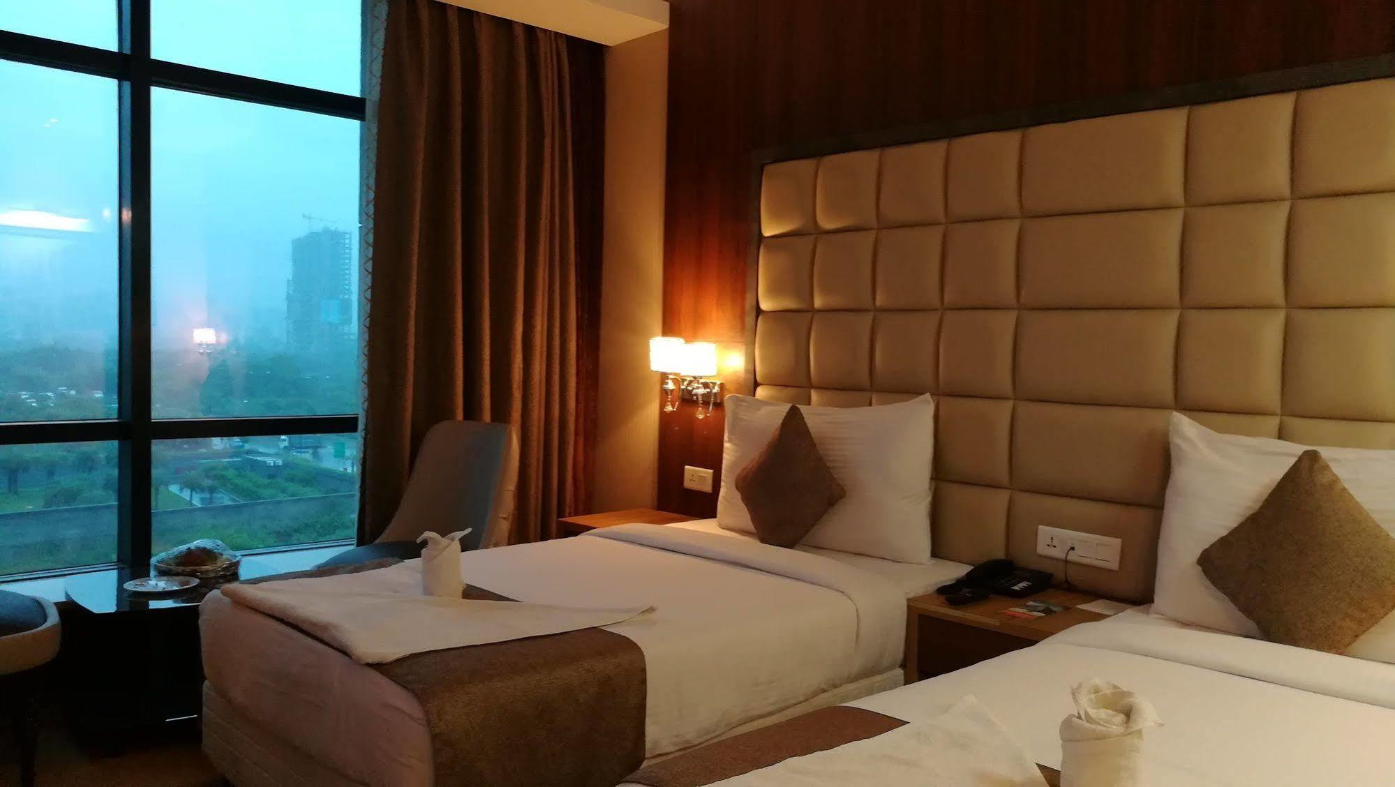 Hide Away Suites Noida Exterior foto