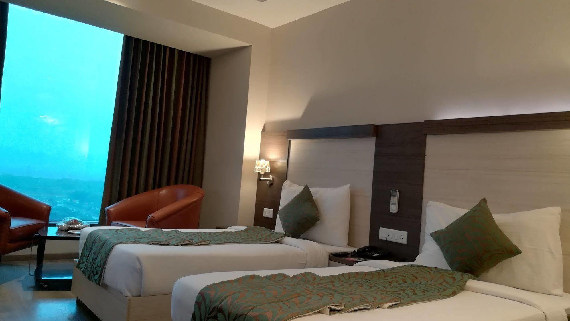 Hide Away Suites Noida Exterior foto