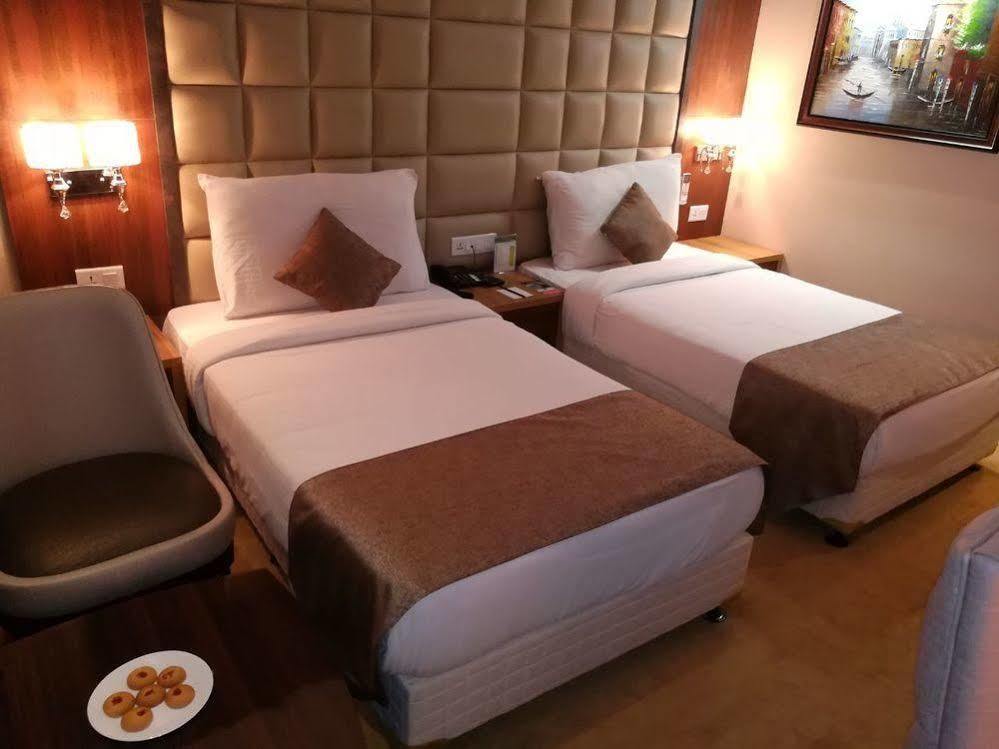 Hide Away Suites Noida Exterior foto