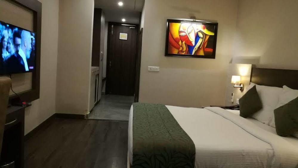 Hide Away Suites Noida Exterior foto