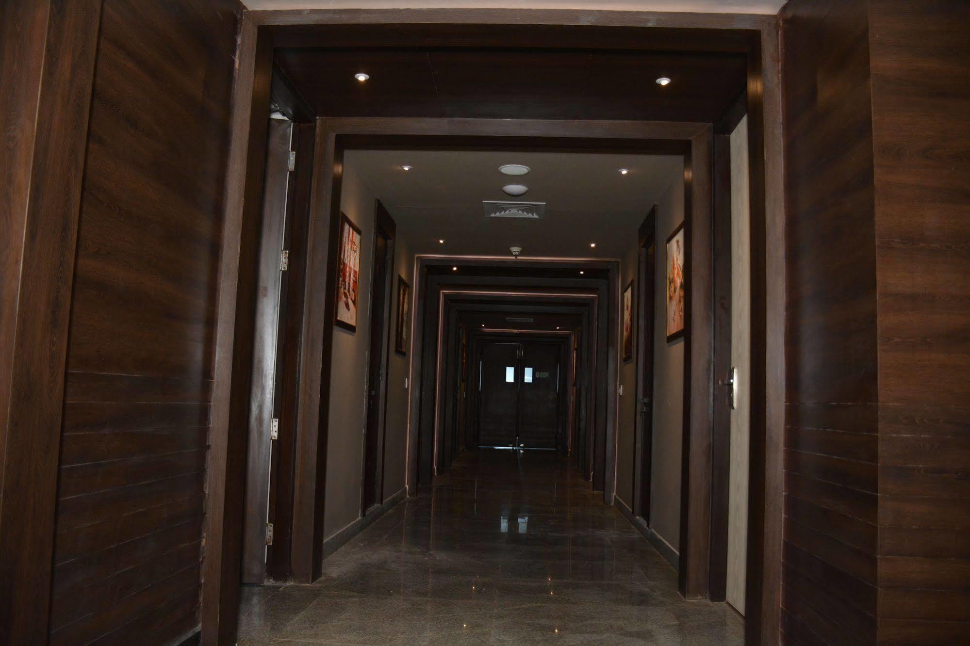 Hide Away Suites Noida Exterior foto