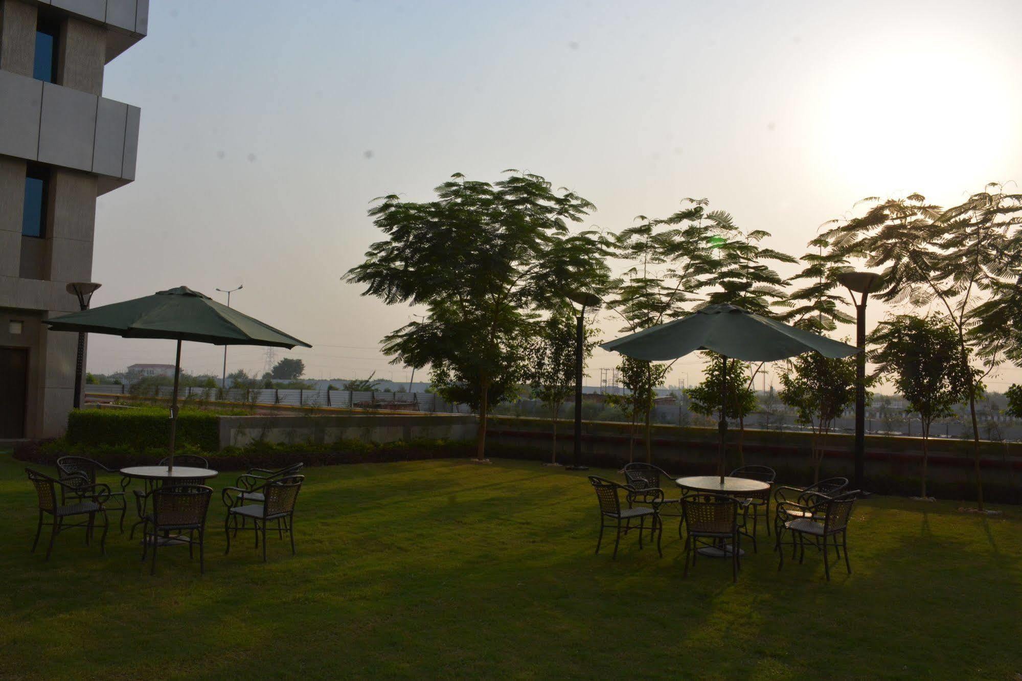 Hide Away Suites Noida Exterior foto