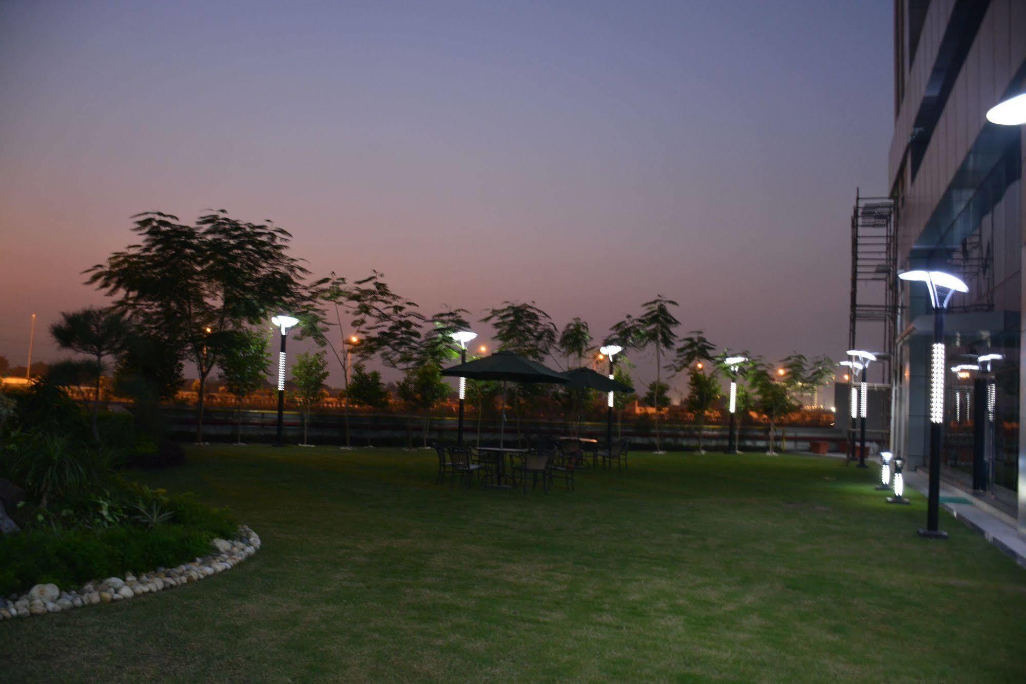 Hide Away Suites Noida Exterior foto